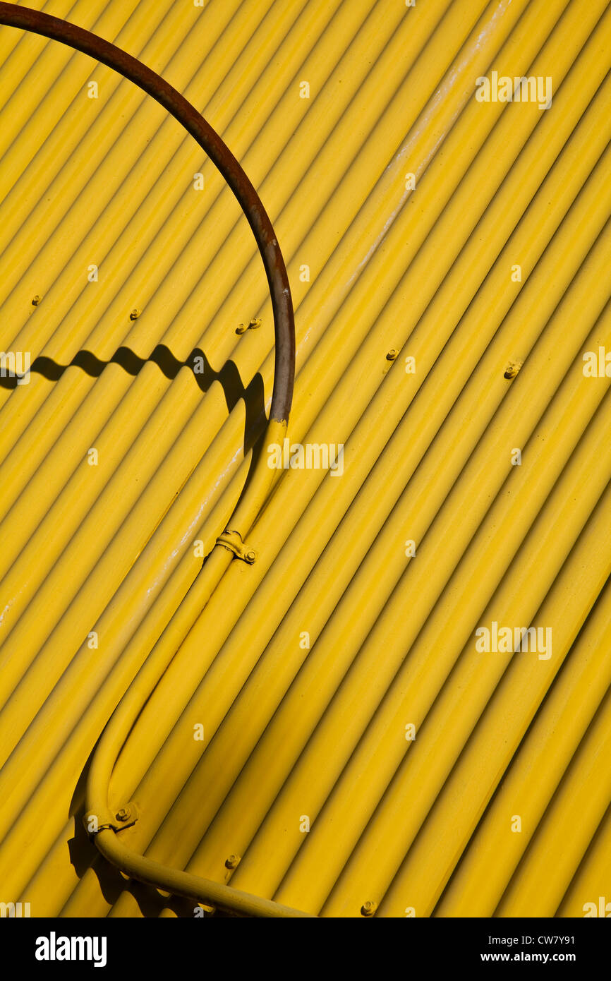 Les conduits électriques et d'ombre sur un mur jaune, Granville Island, Vancouver, Canada Banque D'Images