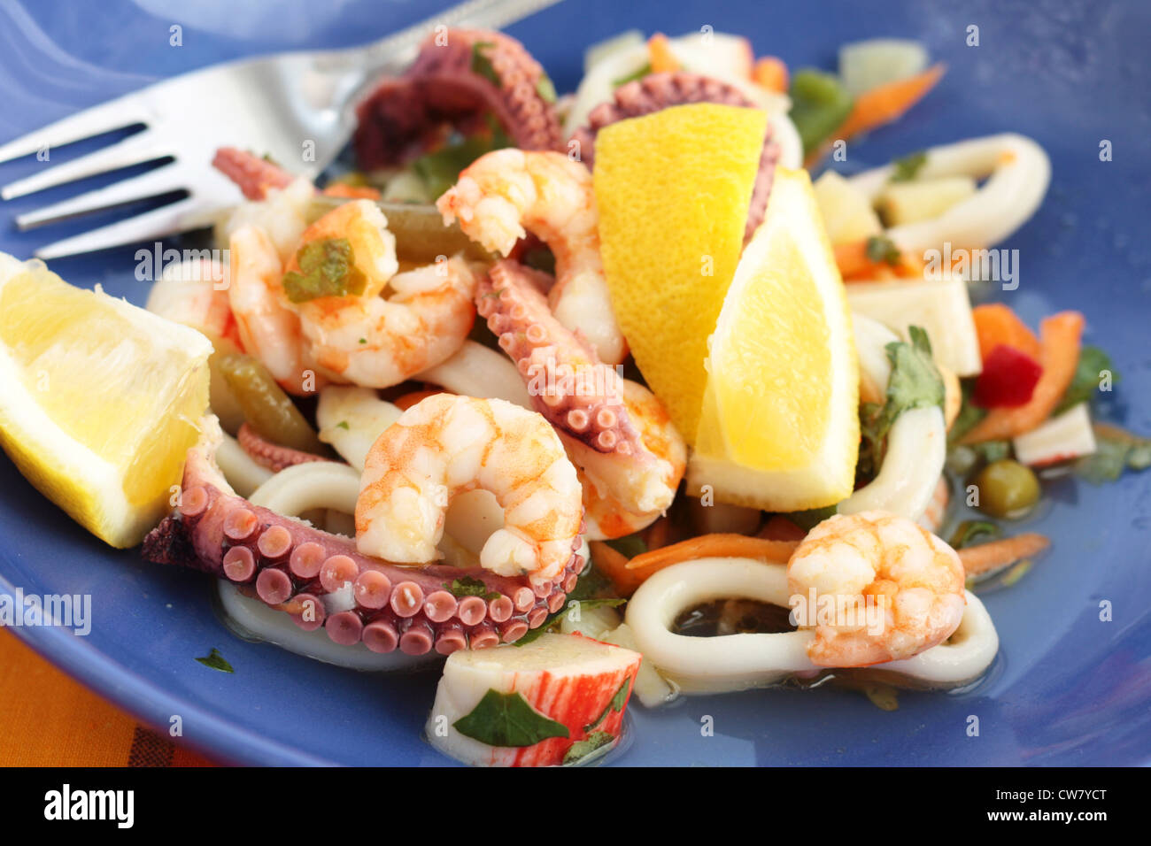 Une salade de fruits de mer, y compris les crevettes, poulpes, calmars et bâtonnets de crabe. Banque D'Images