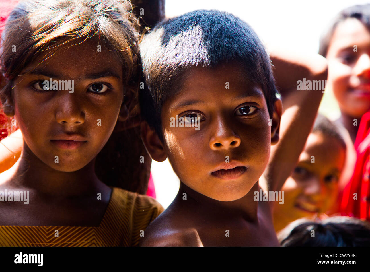 Les enfants vivant dans un village de tentes à Islamabad, Pakistan Banque D'Images