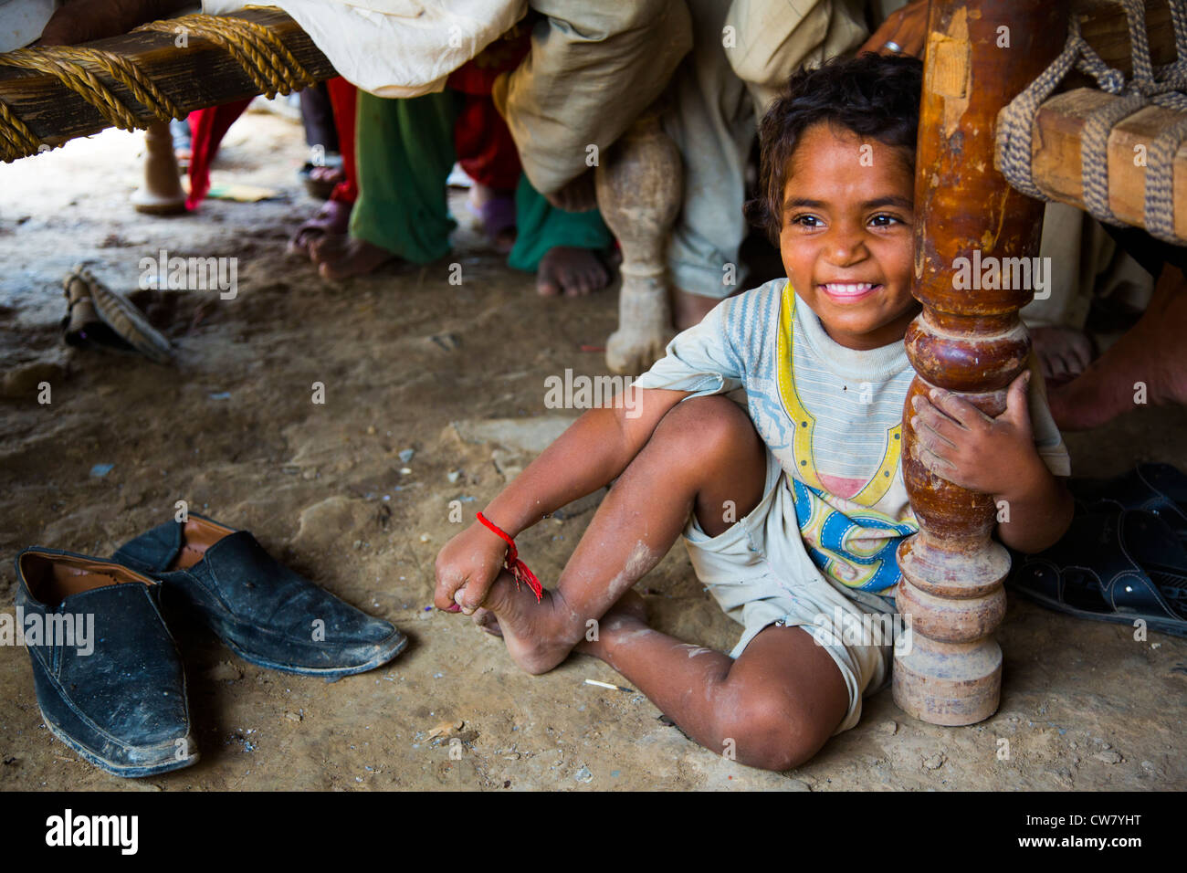 Jeune garçon vivant dans un village de tentes à Islamabad, Pakistan Banque D'Images