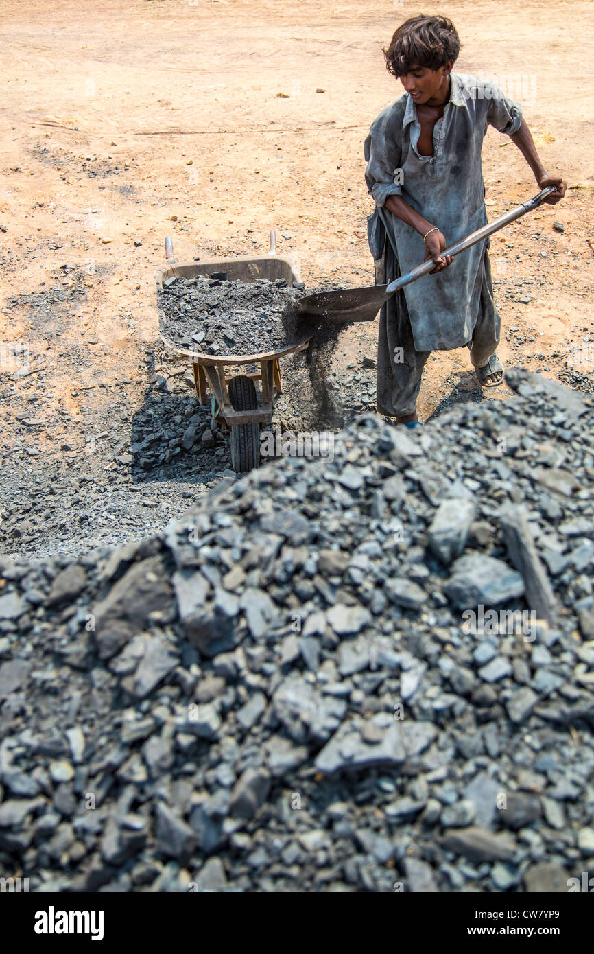 Pelleter du charbon, Brick Works, dans la province du Pendjab, au Pakistan Banque D'Images
