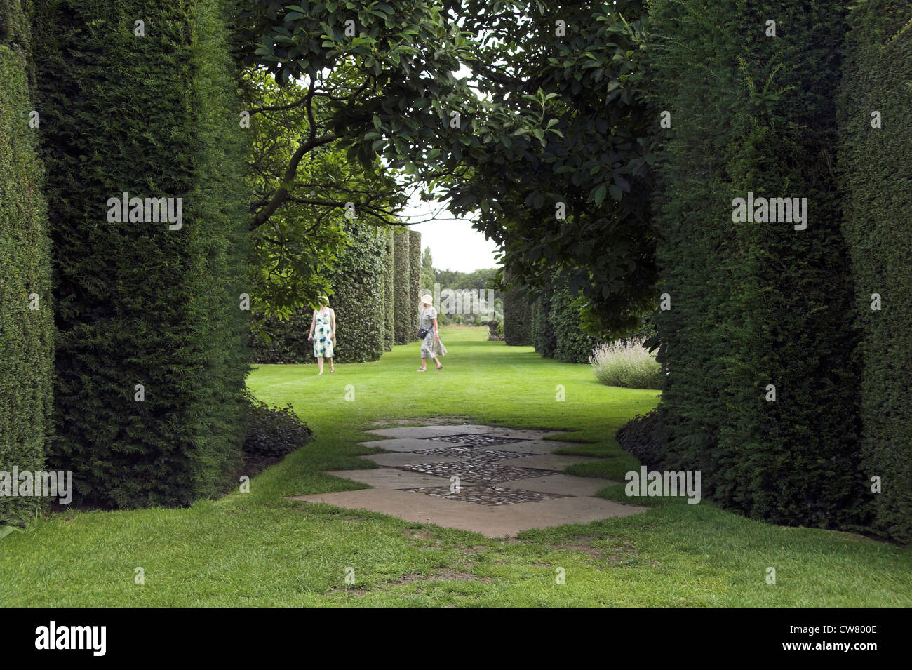 Les visiteurs dans l'Ilex Avenue, Arley Hall and Gardens, Cheshire, Royaume-Uni Banque D'Images