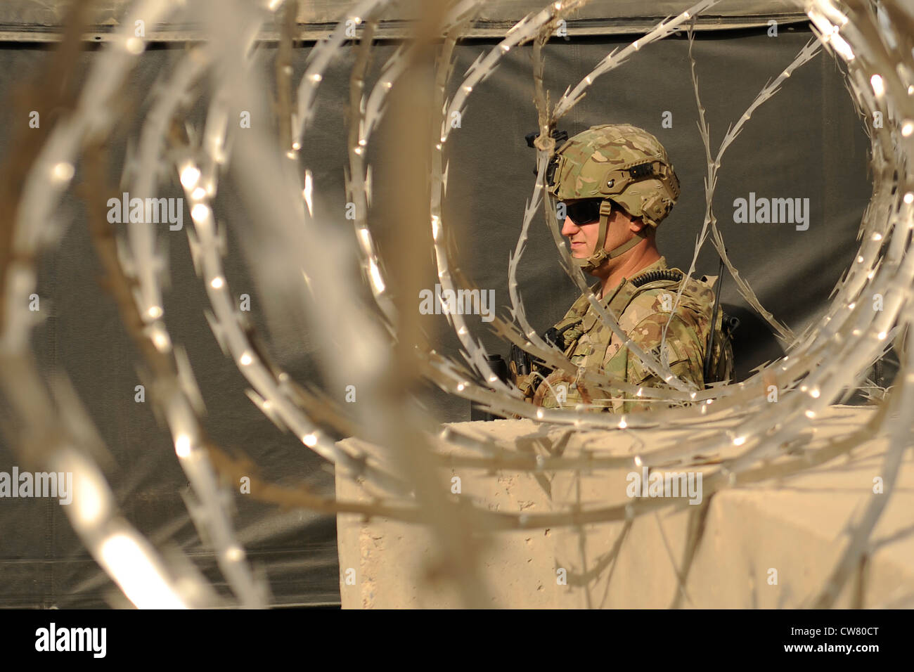 Andrew Bauman, officier de 2e classe de la marine américaine, de l’équipe provinciale de reconstruction de Kandahar, quitte le camp Nathan Smith pour une patrouille démontée afin d’effectuer une inspection de l’équipement d’une installation du ministère des travaux publics le 8 août 2012 à Kandahar, en Afghanistan. L’EPR de Kandahar est une équipe conjointe de membres de la Force aérienne, de l’Armée de terre, de la Marine et de civils des États-Unis déployée dans la province de Kandahar en Afghanistan pour aider à reconstruire et à stabiliser le gouvernement et l’infrastructure locaux. Banque D'Images