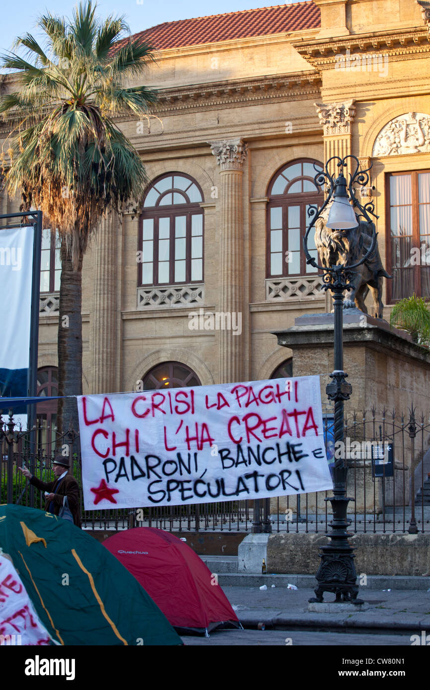 Wall street protester, Teatro Massimo de Palerme, Banque D'Images