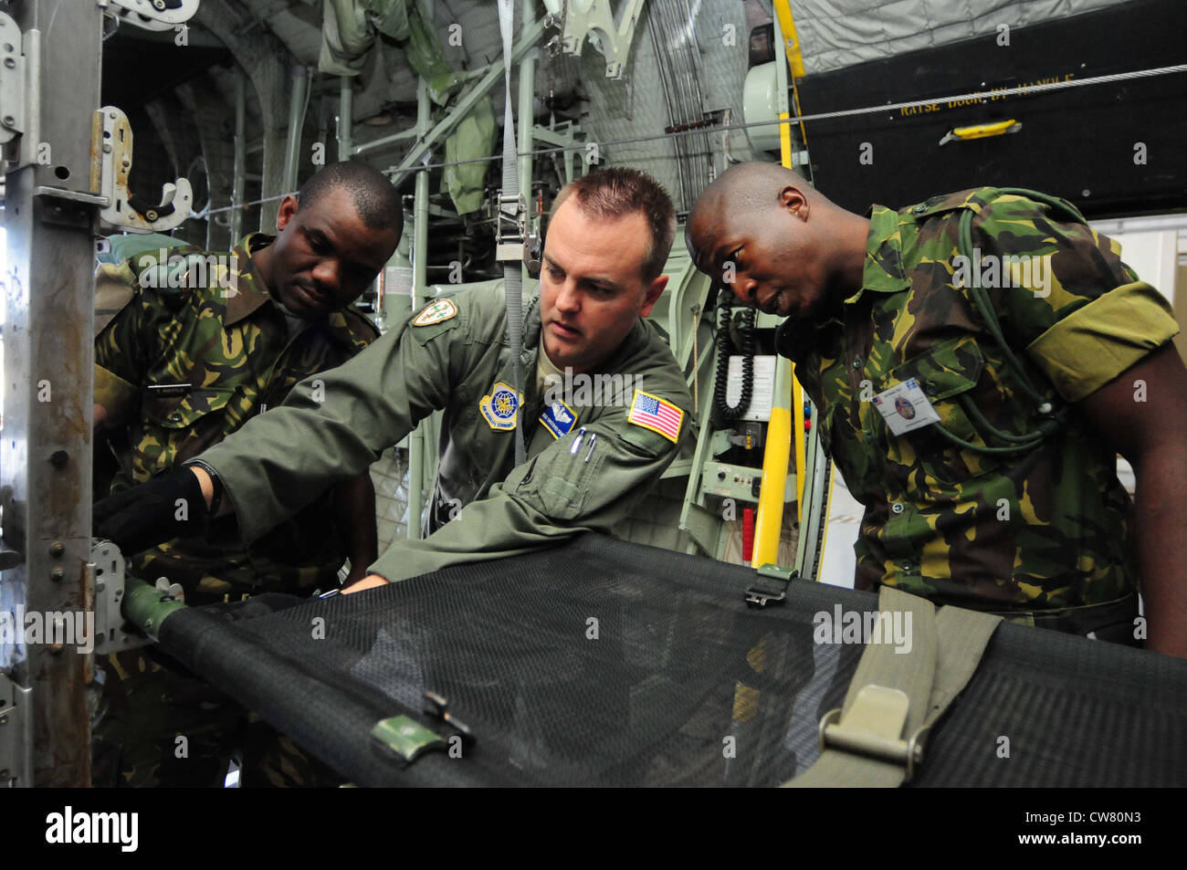 Sgt. Maître de la Garde nationale aérienne des États-Unis Chris Choate, 156e Escadron d'évacuation aéromédicale, montre aux membres de la Force de défense du Botswana comment sécuriser correctement une litière sur un Hercules BDF C-130 dans le cadre de MEDLITE 12, le 11 août 2012. MEDLITE est un exercice annuel qui réunit le personnel des forces américaines avec des homologues militaires de toute l'Afrique. L'objectif de l'exercice est d'améliorer les capacités et de travailler ensemble en introduisant le système d'évacuation sanitaire des États-Unis pour le déplacement des patients au personnel militaire de BDF. Banque D'Images
