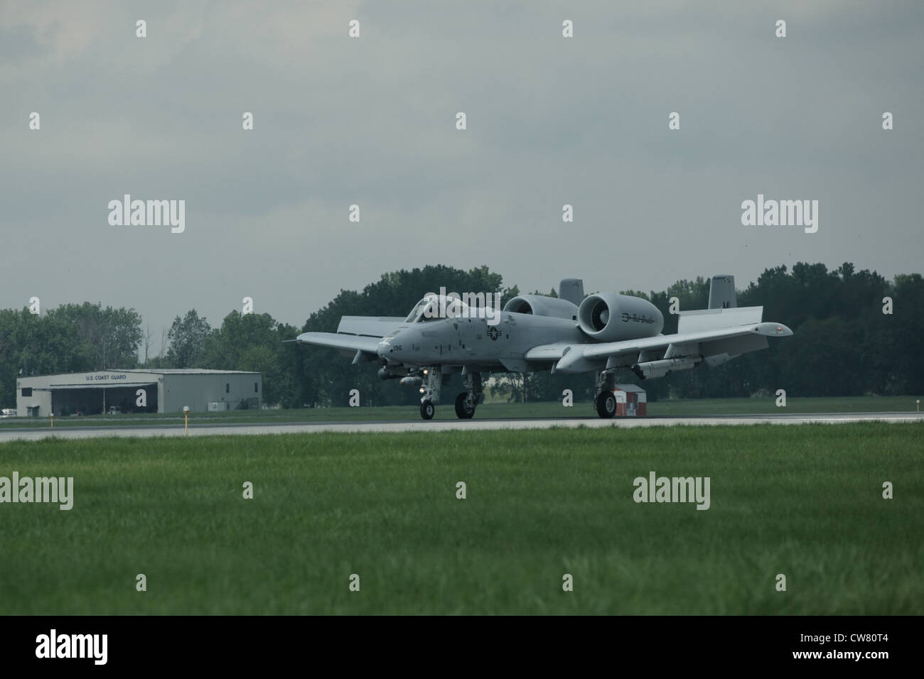 Un taxi de la Garde nationale aérienne du Michigan A-10 Thunderbolt II après l'atterrissage à la base de la Garde nationale aérienne de Selfridge, au Michigan, le 10 août 2012. La nature commune de Selfridge est visible sur cette photo – le hangar en arrière-plan est utilisé par la station aérienne de la Garde côtière de Detroit, qui exploite un escadron d'hélicoptères de recherche et de sauvetage à Selfridge. Banque D'Images