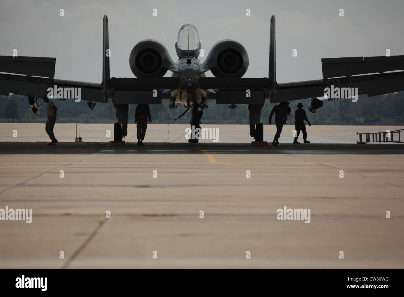 Les aviateurs d'entretien du 127e Escadron d'entretien sont vus en silhouette alors qu'ils travaillent à récupérer un A-10 Thunderbolt II après un vol à la base de la Garde nationale Selfridge Air, au Michigan, le 10 août 2012. Cet avion est exploité par le 107e Escadron de chasseurs de la Garde nationale aérienne du Michigan. Banque D'Images