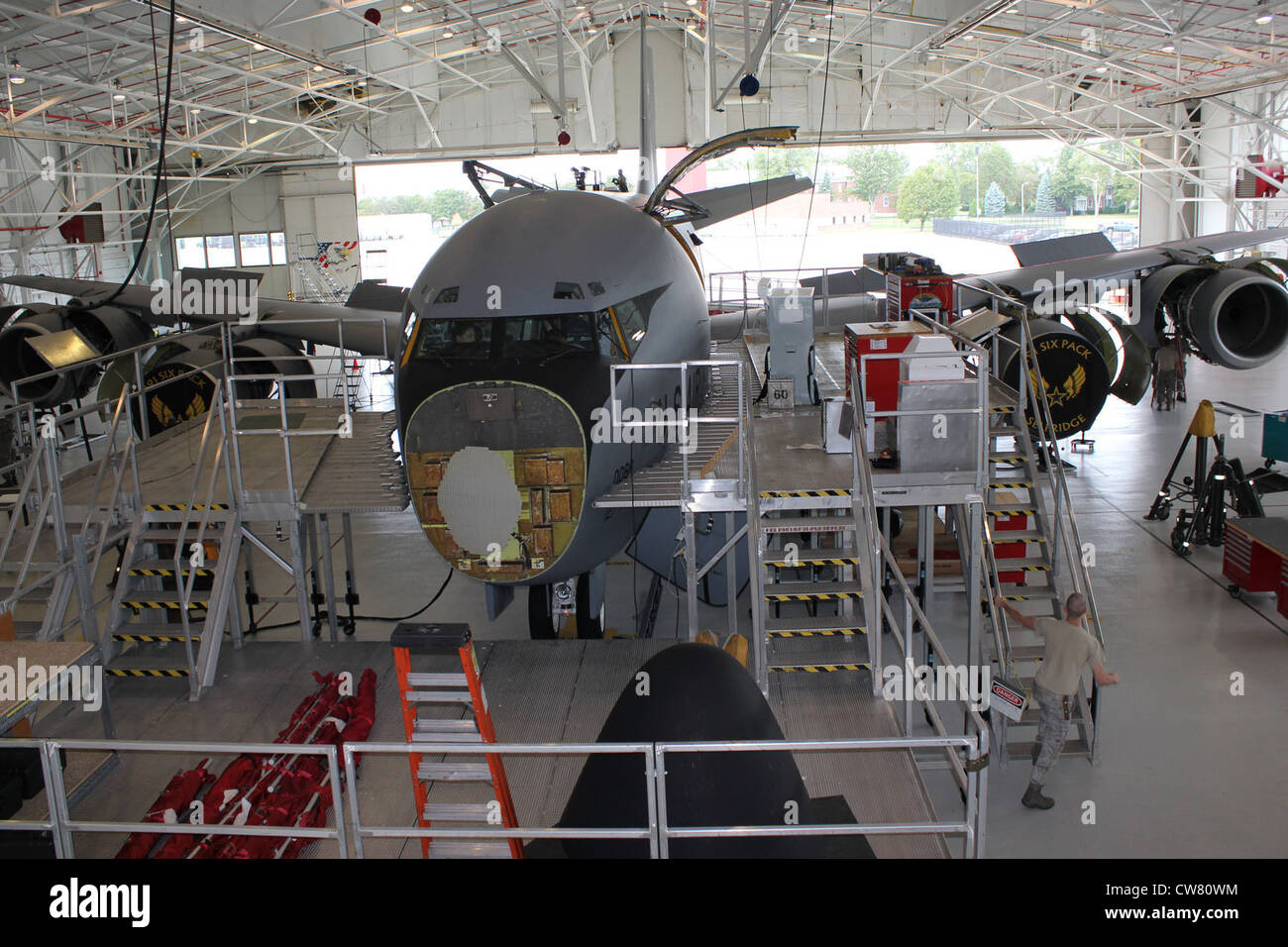 Un KC-135 Stratotanker est vu à l'intérieur d'un hangar à la base de la Garde nationale aérienne de Selfridge, au Michigan, le 11 août 2012. Au cours d'une inspection de phase, tous les composants de l'aéronef sont inspectés et toute maintenance nécessaire est effectuée. Banque D'Images