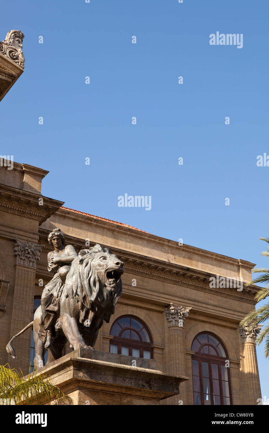 Statue de lion, Teatro Massimo, Palerme, Italie Banque D'Images