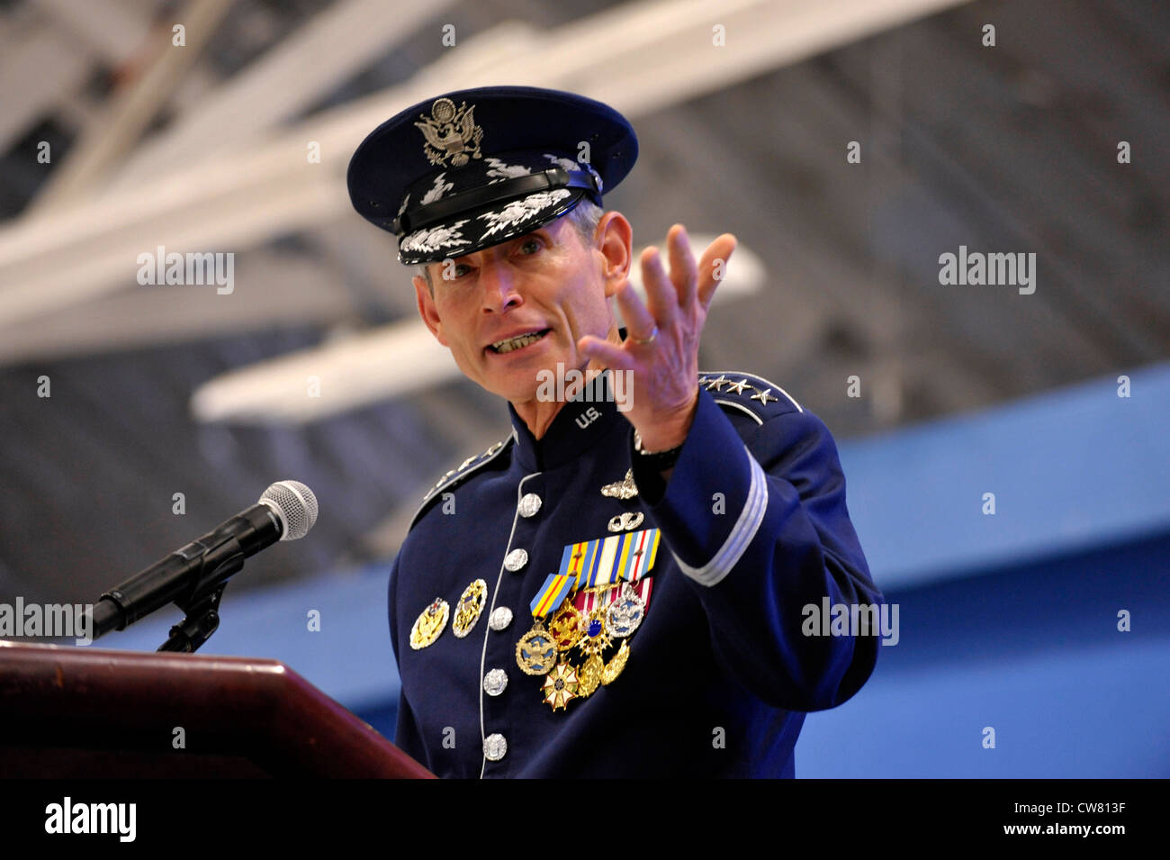 Le général Norton Schwartz fait ses remarques à une foule assemblée pour les cérémonies de retraite et de nomination du chef d'état-major de la Force aérienne à la base conjointe Andrews, Maryland, le 10 août 2012. Schwartz a servi dans la Force aérienne pendant 39 ans, les quatre dernières années comme chef principal en uniforme de la Force aérienne. Banque D'Images