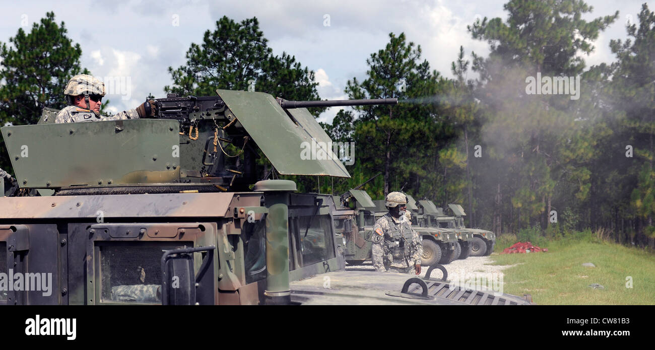 CAMP SHELBY, Mlle: SPC. Richard C. White, de Preston, tire une mitrailleuse de calibre M-2 .50 pendant les qualifications de l'équipage porté au centre d'entraînement de la Force interarmées de Camp Shelby. L'équipage, sous le commandement de SGT Sylvester D. carter, de Quitman, avec le PFC Justin C. Wilson, de Hattiesburg, avec White comme tireur, Sont tous des policiers militaires et sont tenus de se qualifier sur le camion d'armes à feu comme équipage dans le cadre de leur affectation au détachement 2 de Quitman, Compagnie du quartier général, Bataillon des troupes spéciales, 155e équipe de combat de brigade blindée Banque D'Images