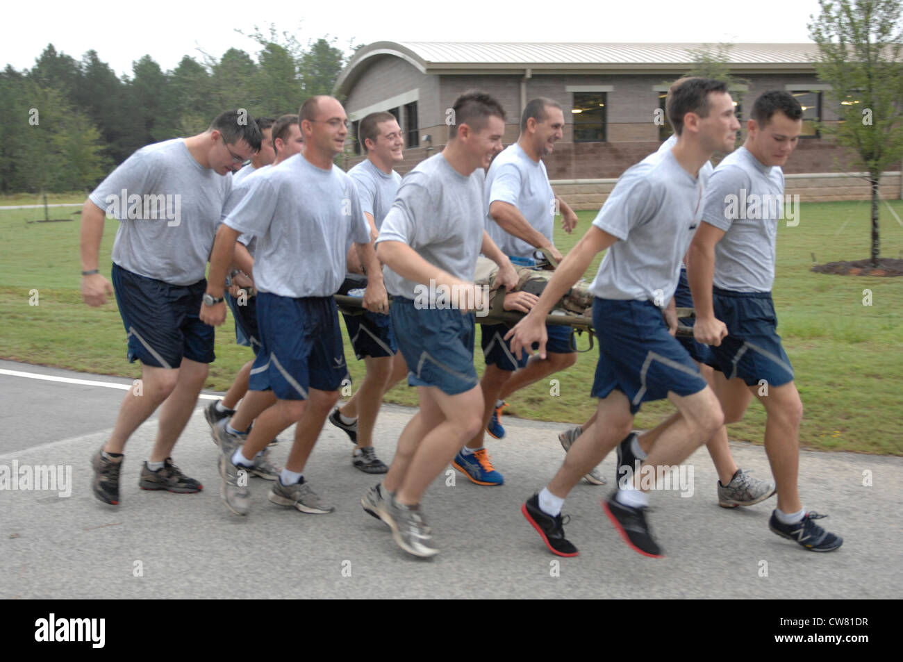 Les aviateurs du 20e Escadron de génie civil, ordonnance d'explosion, se rassemblent pour transporter un mannequin pendant la course de poker 5K à la base aérienne de Shaw, L.C., 10 août 2012. Ils ont formé le port du mannequin pour promouvoir le travail d'équipe et ont pratiqué le concept « ne laissez jamais un Airman derrière lui ». Pour soutenir cette croyance, ils ont porté le mannequin tout au long de la course de 3 ½ mile. Banque D'Images