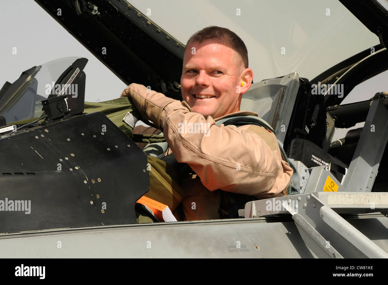 Maj. Chris "ogor" Hansen, un pilote de F16 avec le Minnesota Air National Guard's 179e escadron de chasse expéditionnaire actuellement affectés à l'aérodrome de Kandahar, Afghanistan arrive à kaf le août. 14, 2012. Le personnel est déployé depuis le Minnesota Air National Guard's 148e escadre de chasse à l'appui de l'opération Enduring Freedom. bull dog f-16s, des pilotes et du personnel de soutien ont commencé leur déploiement de force expéditionnaire de l'air à la mi-août pour prendre en charge des missions de vol de l'ordre de mission aérienne et de fournir un appui aérien rapproché aux troupes sur le terrain en Afghanistan. Banque D'Images