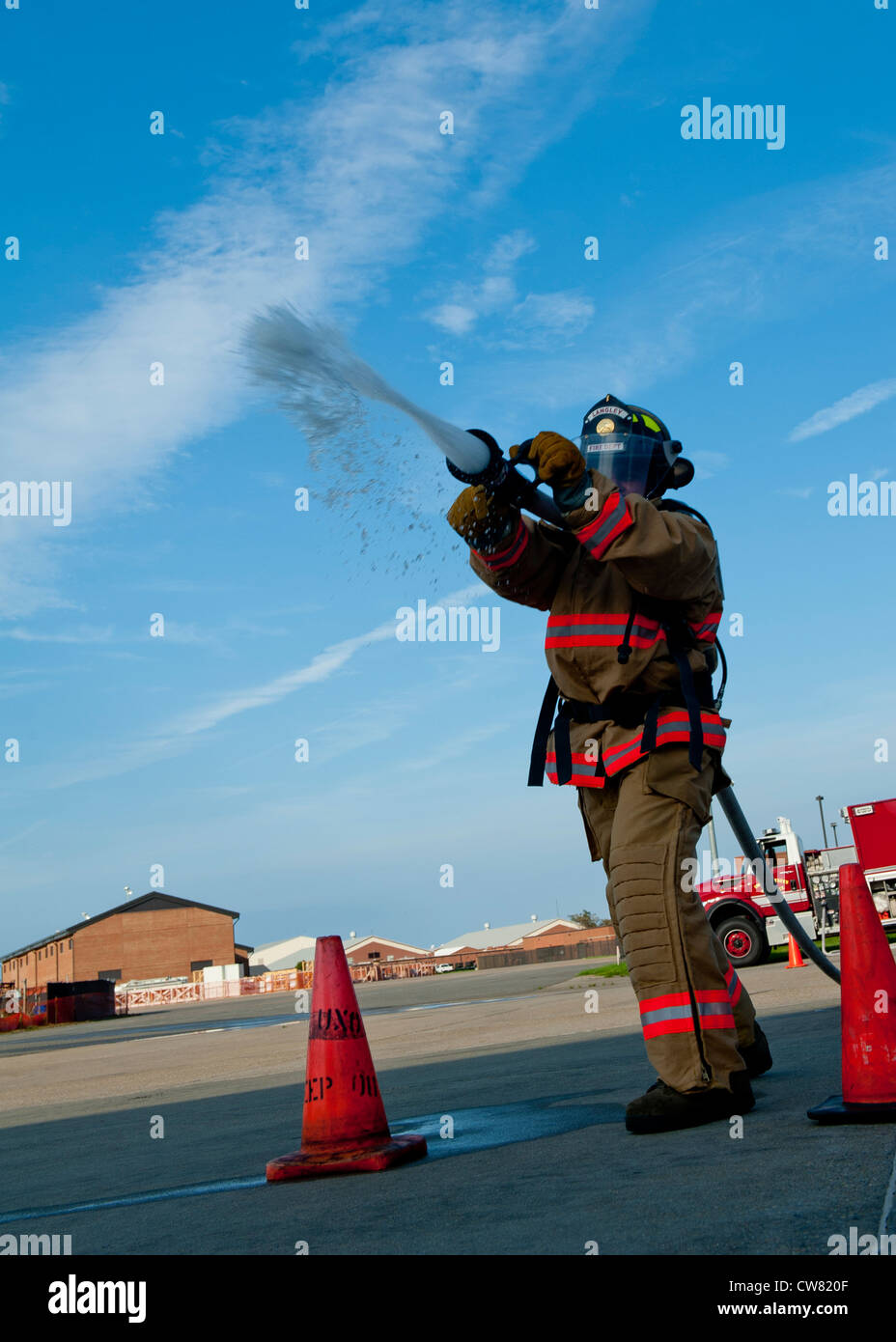 Le chasseur de feu du 633e Escadron de génie civil Chrisili Villasenor, premier classe d'aviateur, tire un tuyau à la fin de sa section de la pratique de la méduse, le 14 août 2012, à la base aérienne de Langley, en Virginie. Le record mondial dans l'équipe-méduse de tir de combat est d'une minute et de sept secondes. Banque D'Images