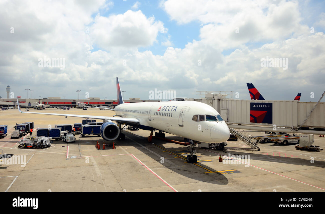 Jet Delta amarré à la porte dans l'aéroport international Hartsfield-Jackson d'Atlanta Banque D'Images