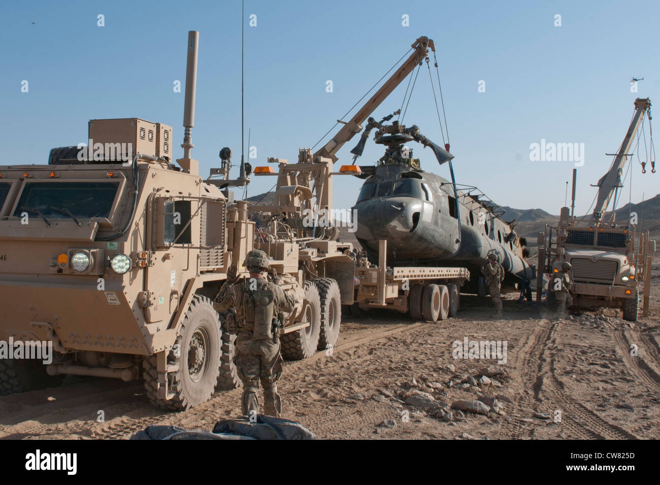 Avec les soldats de l'équipe de soutien logistique, 2e bataillon, 1e régiment d'infanterie, 2e stryker Brigade Combat Team, 2e division d'infanterie, sécuriser un hélicoptère CH-47 en utilisant le système de récupération de Stryker lors d'une mission de récupération à Arghandab, Afghanistan aug. 13. Banque D'Images