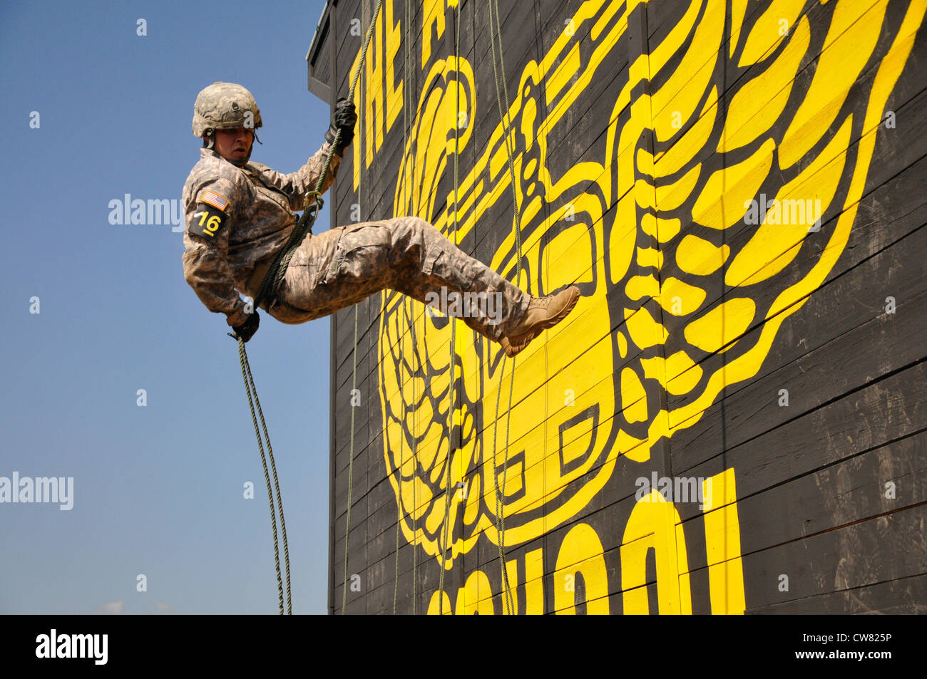 Un soldat d'assaut aérien le plus dur descend la tour d'assaut aérien pendant la plus difficile compétition de soldat d'assaut aérien, le 15 août, pendant la semaine des Eagles de fort Campbellâ€™s 2012. L'événement global a testé l'endurance physique et la connaissance tactique des opérations aériennes des soldats. Banque D'Images