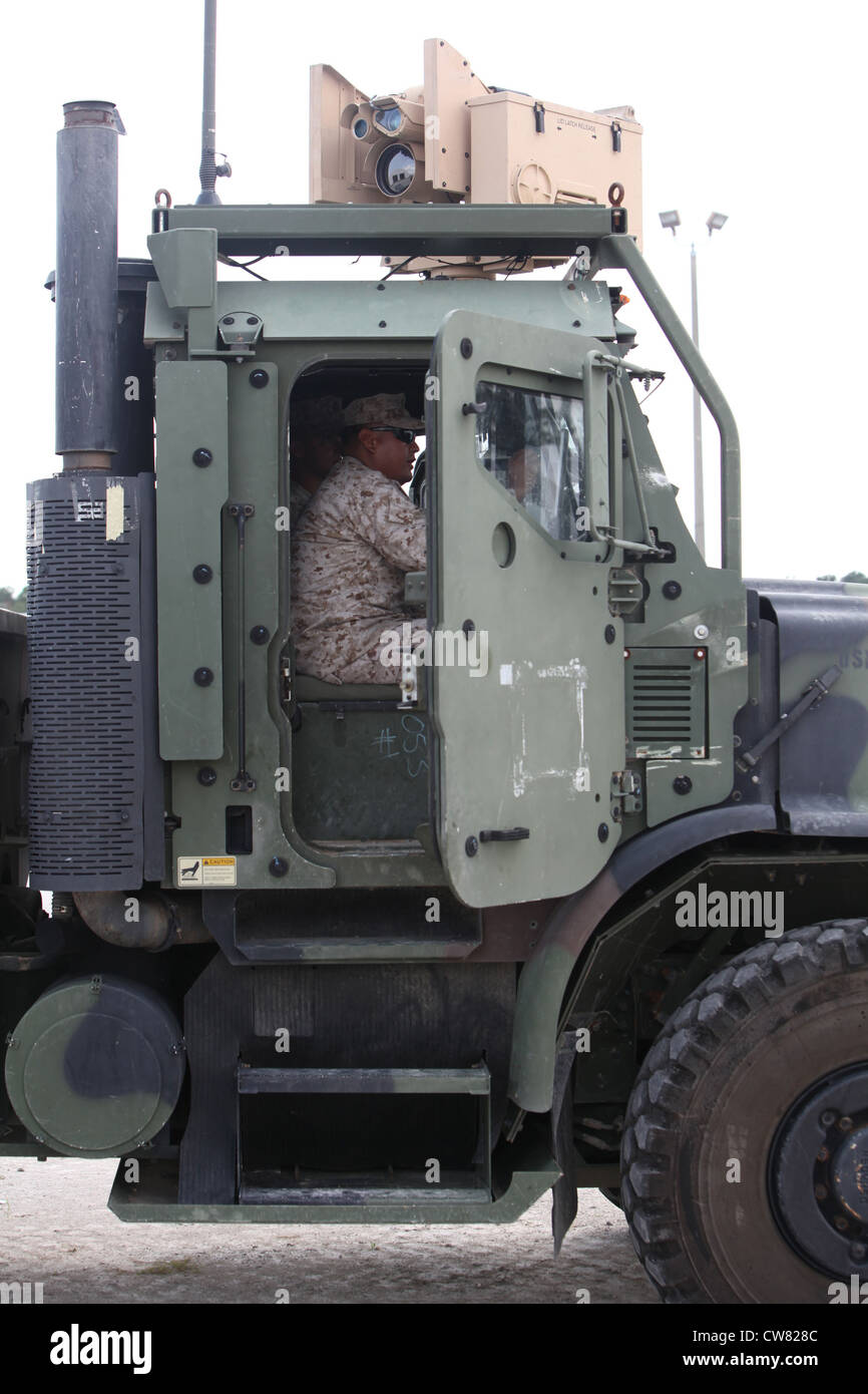 Sgt. Emerson C. Mason (à l'intérieur de la cabine), exploitant de véhicules automobiles au combat Logistics Regiment 2, 2e Marine Logistics Group, exploite un Gunslinger Package pour le système de sécurité avancée des convoi à bord du Camp Lejeune, N.C., le 15 août 2012. Le système GPACS facilite la communication entre les tireurs de machines, améliore le contrôle des armes et peut être monté sur un véhicule tactique de remplacement moyen. Le système est équipé de capacités de vision nocturne et de thermique et est conçu pour transporter le mitrailleur léger M249, le mitrailleur moyen M240 ou le mitrailleur Mark II 0,50. Banque D'Images