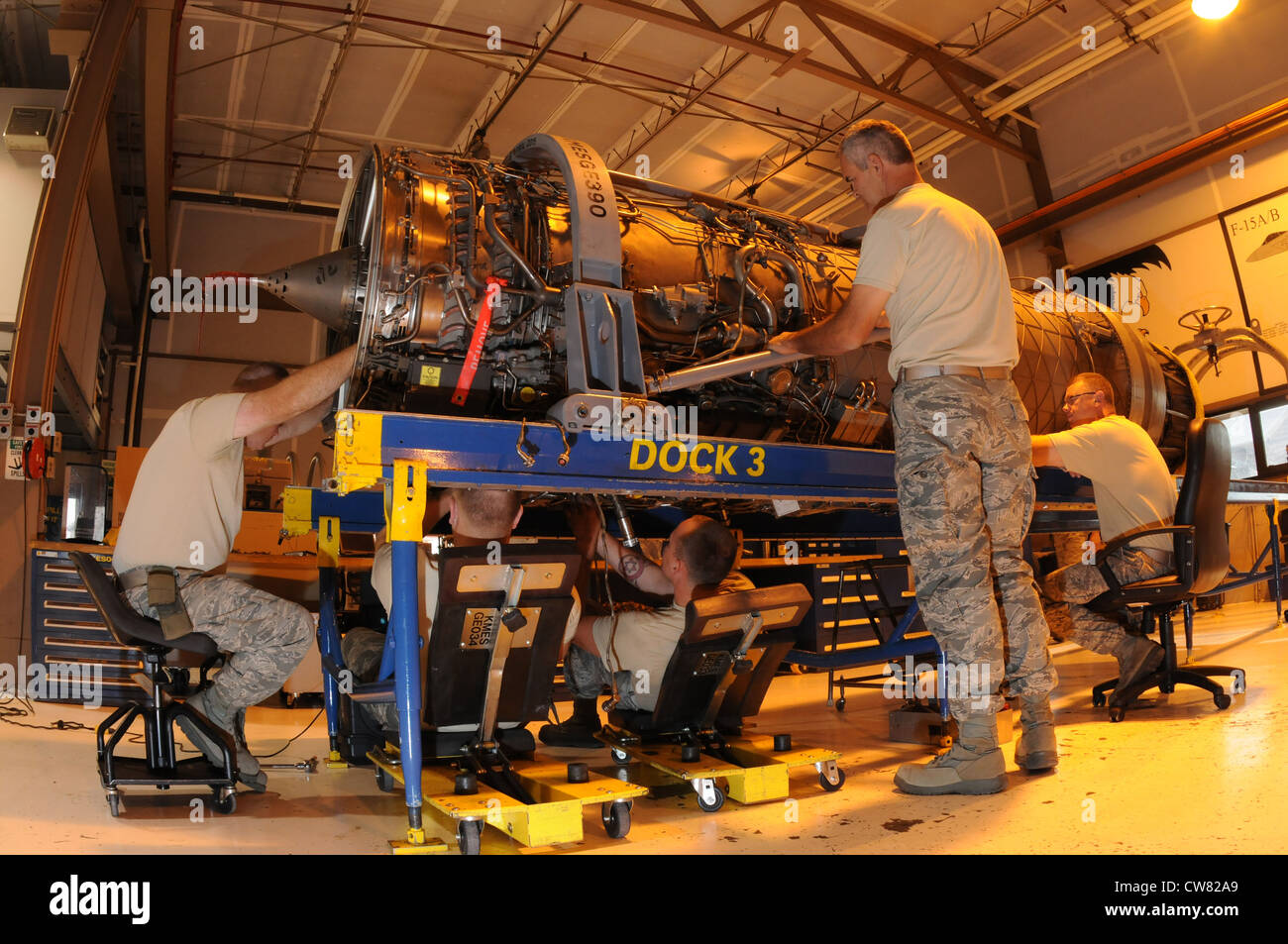 Les membres de l'atelier de propulsion de la Garde nationale aérienne, 173e aile de chasseurs, effectuent des tâches d'entretien, y compris l'inspection du noyau d'un moteur F-15 pour détecter les imperfections à l'aide d'une caméra à Kingsley Field, en Ontario, le 15 août 2012. La caméra d'endoscope utilisée à l'intérieur du moteur permet de détecter et de documenter une déchirure dans le noyau du moteur. Banque D'Images