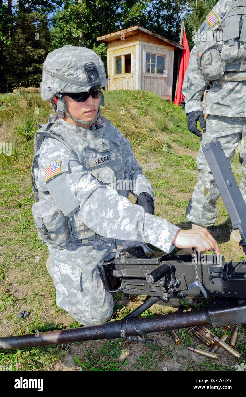 Sgt. Yesenia Vargas, 95e Chemical Company, 2e brigade d'ingénieurs, de Los Angeles, fixe l'espace et le temps sur la mitrailleuse M2 0,50 à la gamme temporaire Machinegun, JBER-Richardson, le mardi 14 août 2012. La stratégie de tir des machines militaires repose sur le concept selon lequel les soldats doivent être capables d'appliquer efficacement leurs techniques de tir au combat. Les équipes, composées d'un tireur et d'un assistant, ont suivi une formation de base sans tir couvrant des exercices d'entretien et d'action immédiate, ainsi qu'un cours initial de groupement/mise en place d'un tir en direct de 10 mètres et la qualification des armes. Banque D'Images