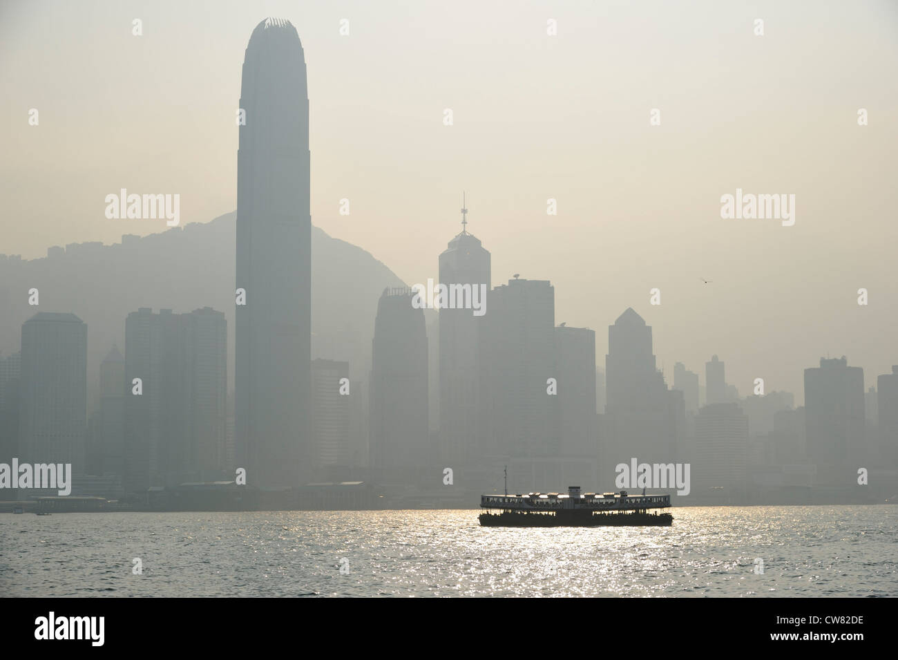 L'emblématique horizon de Hong Kong - la tour IFC et un Star Ferry, China SAR Banque D'Images