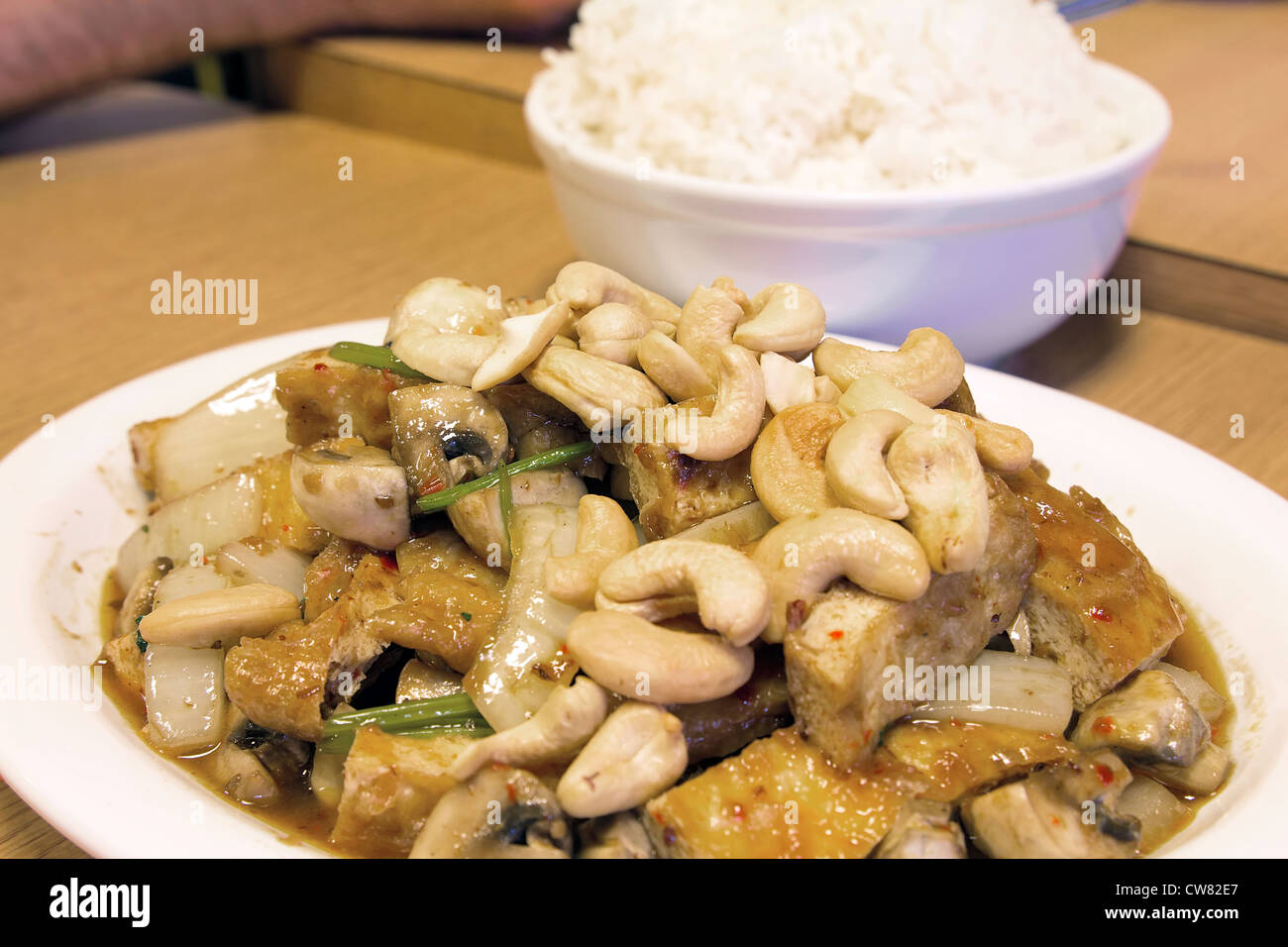Tofu sauté thaï aux noix de cajou et de Coriandre Champignons Oignons Dish with Rice Banque D'Images