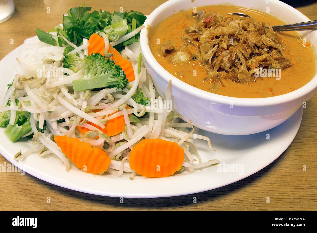 Nouilles thaï curry de boeuf avec légumes crus Brocoli Carottes fèves germées et de la Sauce Banque D'Images