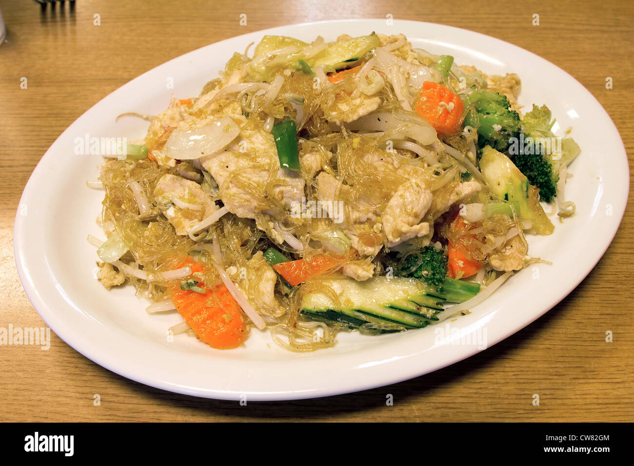Thai Pad Woon Sen Bean Claire Sauté de poulet nouilles avec légumes Brocoli Carottes courgettes et fèves germées Banque D'Images
