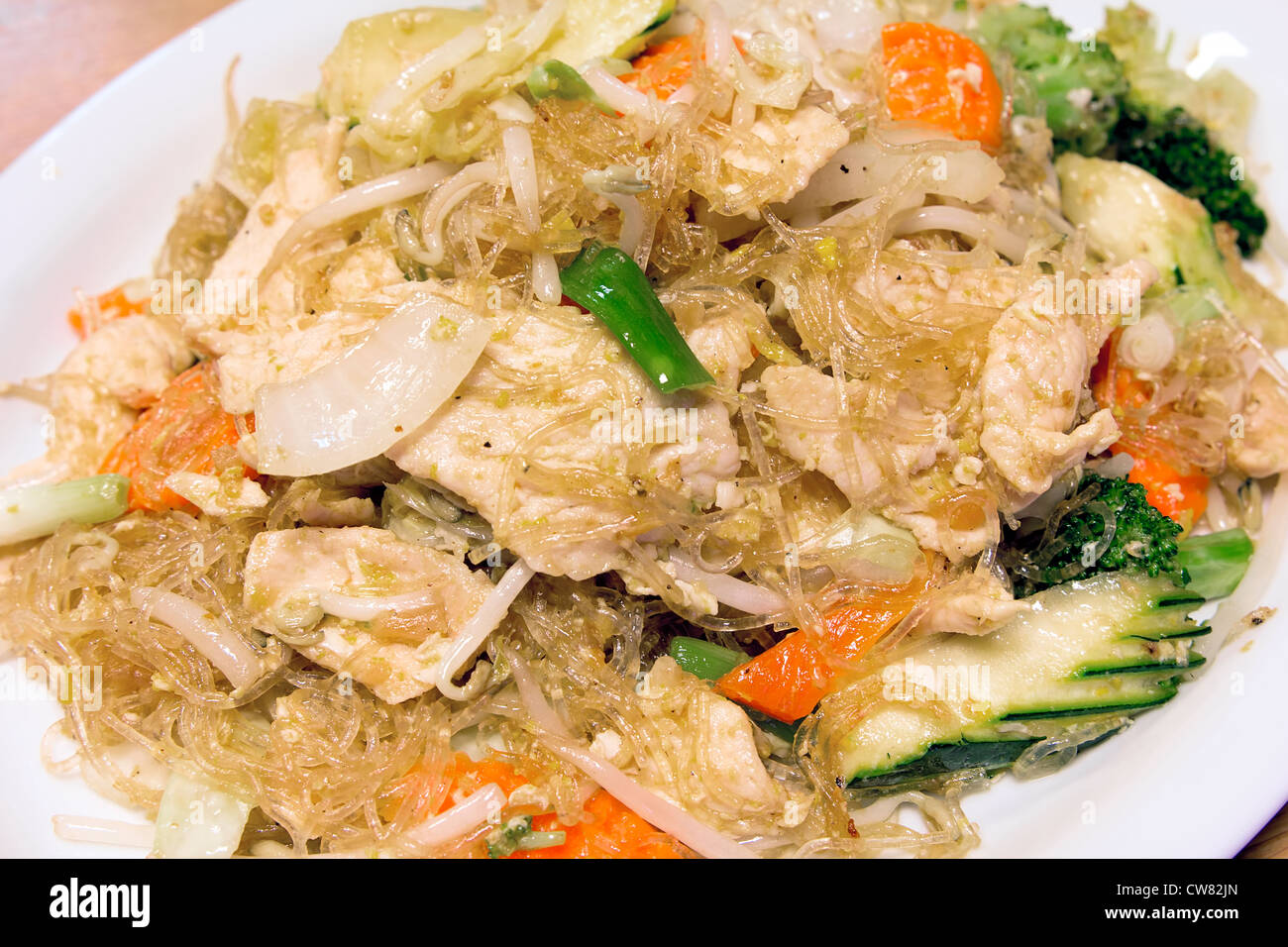 Thai Pad Woon Sen Bean Claire Sauté de poulet nouilles avec légumes Brocoli Carottes Zuchinni et fèves germées closeup Banque D'Images