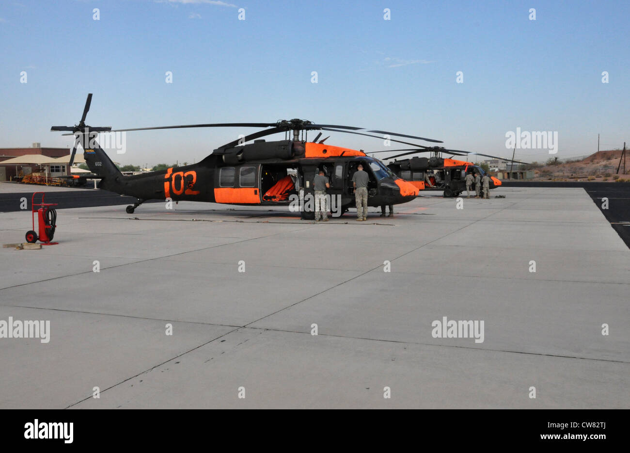 Les soldats de la Compagnie Alpha, 2e Bataillon, 285e Régiment d'aviation, de la Garde nationale de l'Arizona, préparent leur UH-60 Black Hawks pour les efforts de lutte contre les incendies le 12 août. Les aviateurs ont aidé les divisions forestières nationales et nationales à lutter contre le feu Charley près du lac Bartlett et le feu de crête erreur près du lac Roosevelt tout au long de la semaine. On prévoit que les équipages continueront de travailler sur les deux incendies jusqu'au reste de la semaine et peut-être jusqu'à la semaine prochaine. Banque D'Images