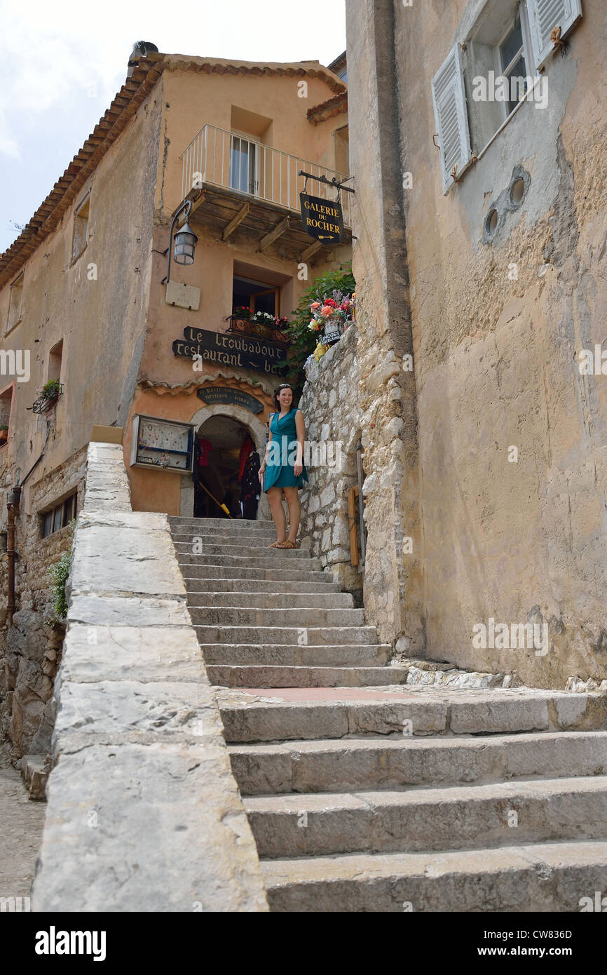 Escalier en pierre raide à Èze, Côte d'Azur, Alpes-Maritimes, Provence-Alpes-Côte d'Azur, France Banque D'Images