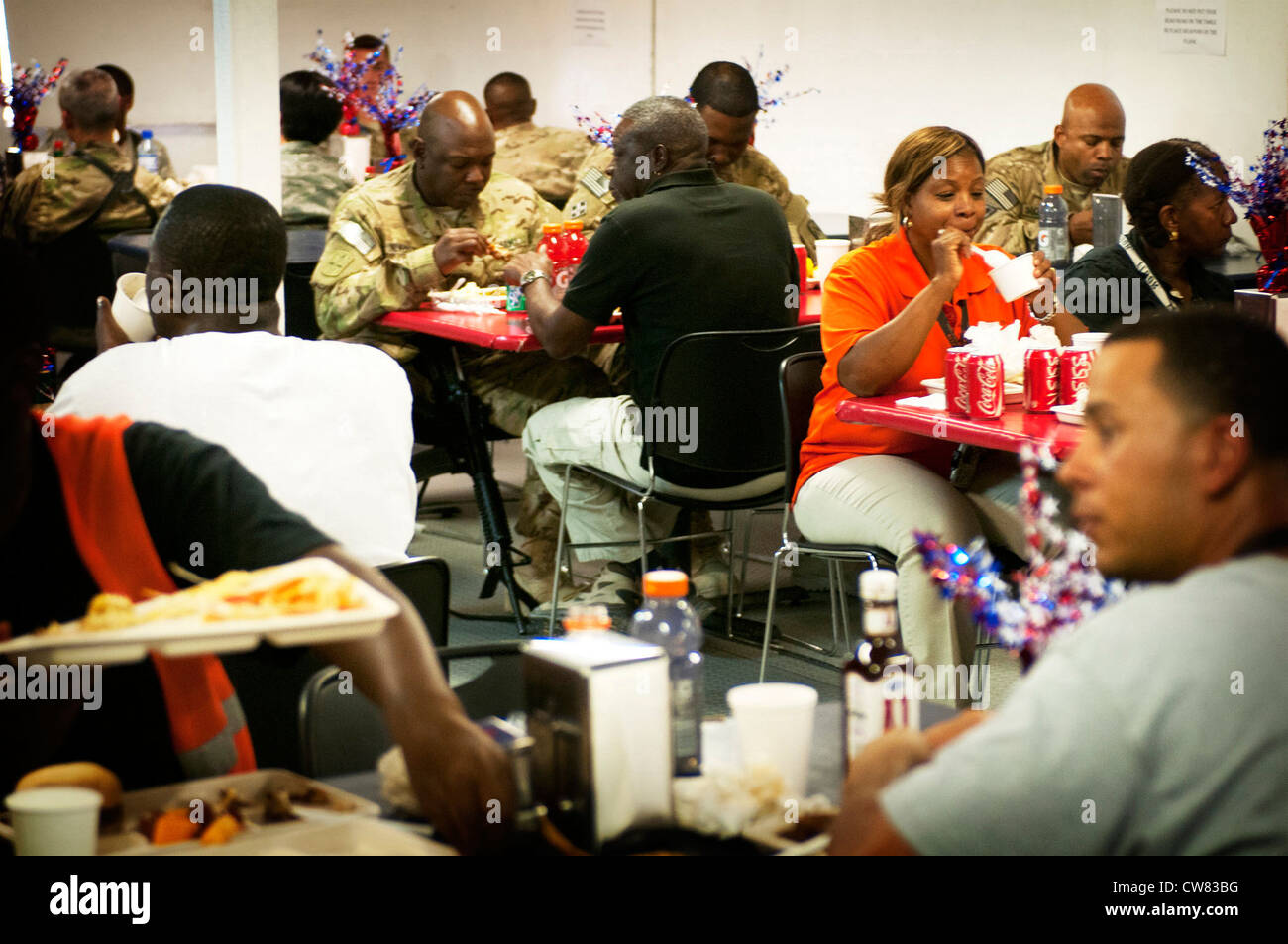 PROVINCE DE PARWAN, Afghanistan - les soldats et les civils mangent leurs derniers repas au Pegasus Inn, le 82e service de restauration de la Brigade de l'aviation de combat sur l'aérodrome de Bagram, en Afghanistan. Pegasus Inn est le seul établissement de restauration géré par des soldats dans le Commandement régional-est ouvert au public avec des repas faits à partir de zéro servis tous les jours. En raison du retrait des troupes en Afghanistan, l'installation a fermé ses portes en permanence le 17 août 2012. Banque D'Images