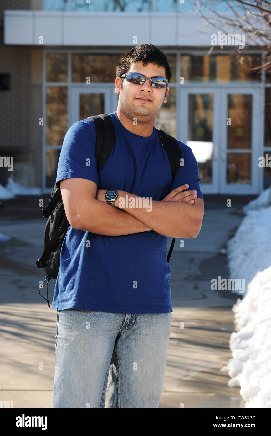 Jeune étudiant à l'école College campus Banque D'Images