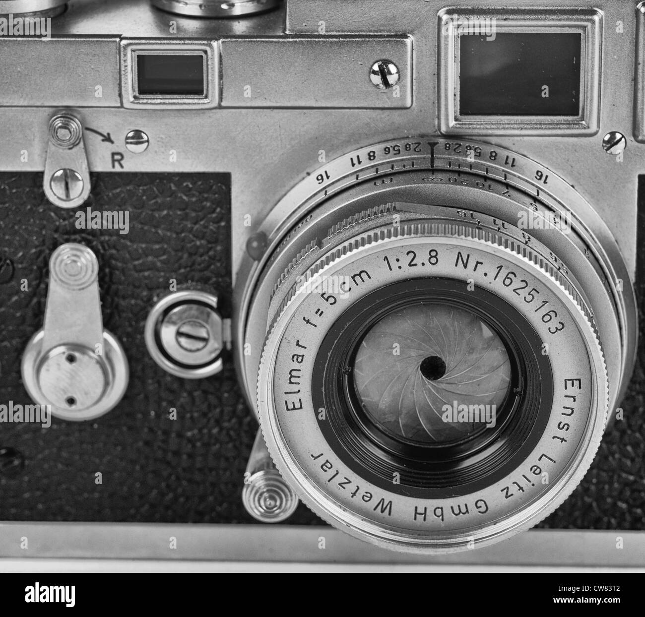 Leica M3 Leitz Elmar pliable avec appareil photo télémétrique 50mm f2.8  M'objectif et Close up lens camera informations B & W Photo Stock - Alamy