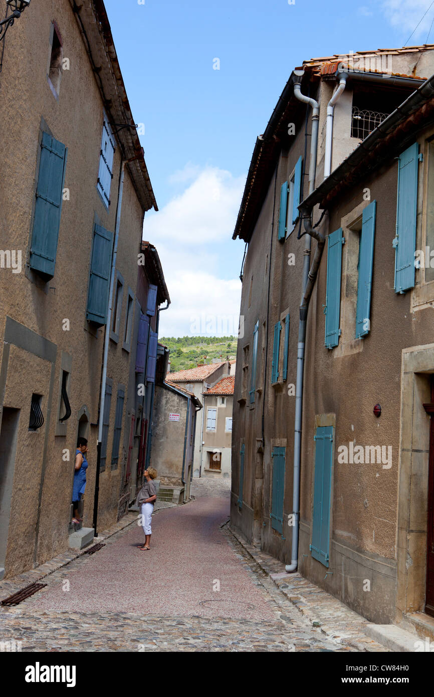 Deux dames parler par une porte sur la rue dans le village de Caune-Minervois, dans le sud de la France Banque D'Images