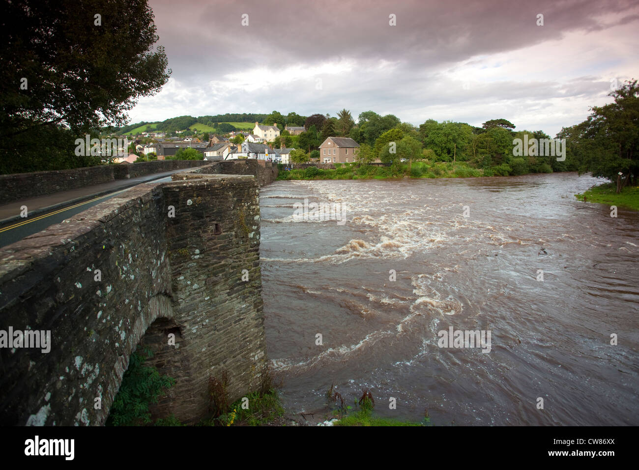 La rivière Usk à Crickhowell, Brecon Beacons, Powys, Pays de Galles Banque D'Images