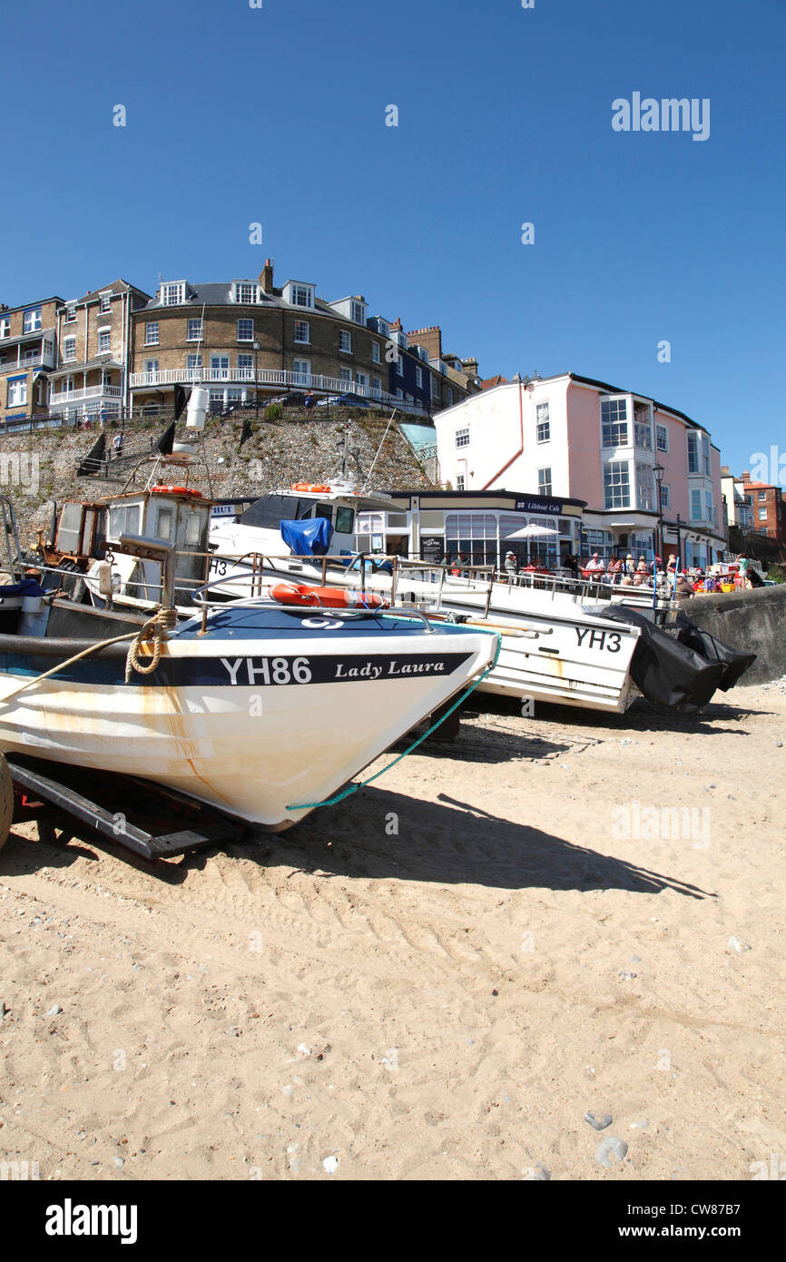 Bateaux de pêche sur la plage de Cromer, Norfolk, Engalnd, R.-U. Banque D'Images