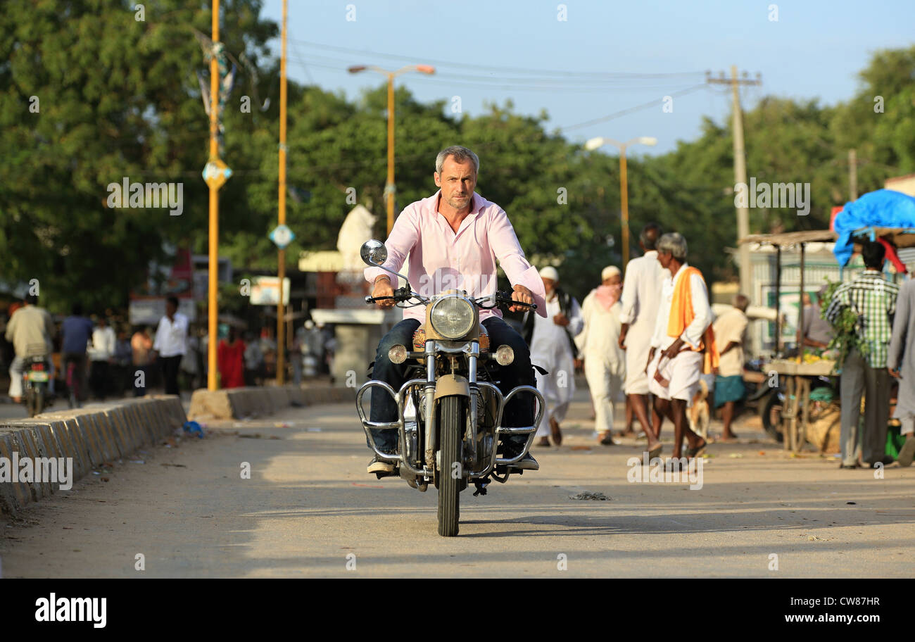 Touriste sur une Royal Enfield 350 moto diesel l'Andhra Pradesh en Inde du Sud Banque D'Images