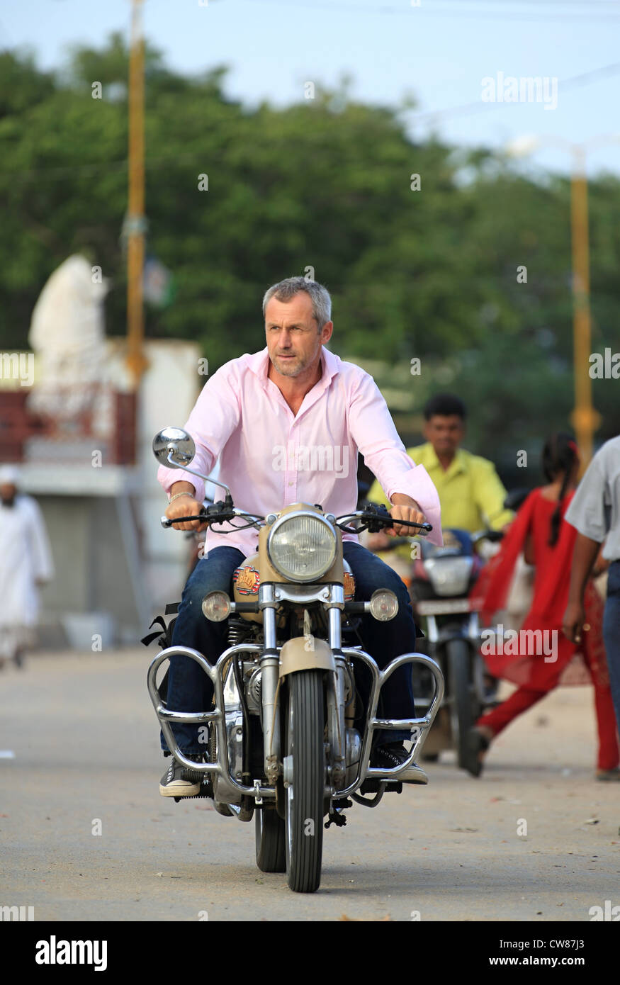 Touriste sur une Royal Enfield 350 moto diesel l'Andhra Pradesh en Inde du Sud Banque D'Images