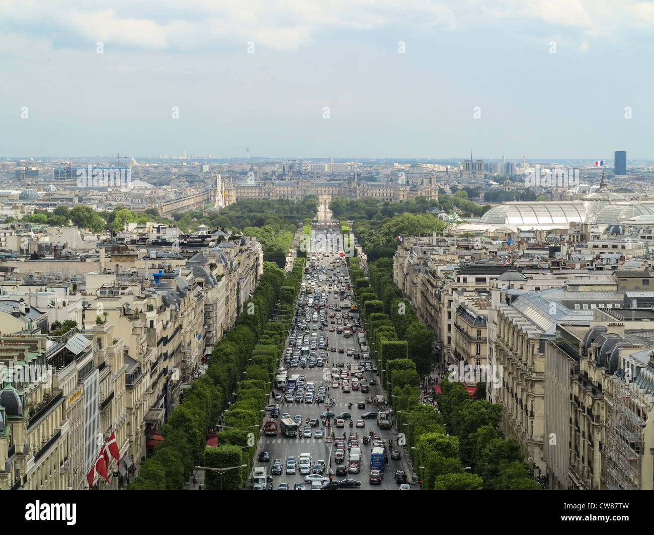 Vue du Louvre et à la recherche sur les Champs Elysées depuis le haut de l'Arc de Triomphe Banque D'Images