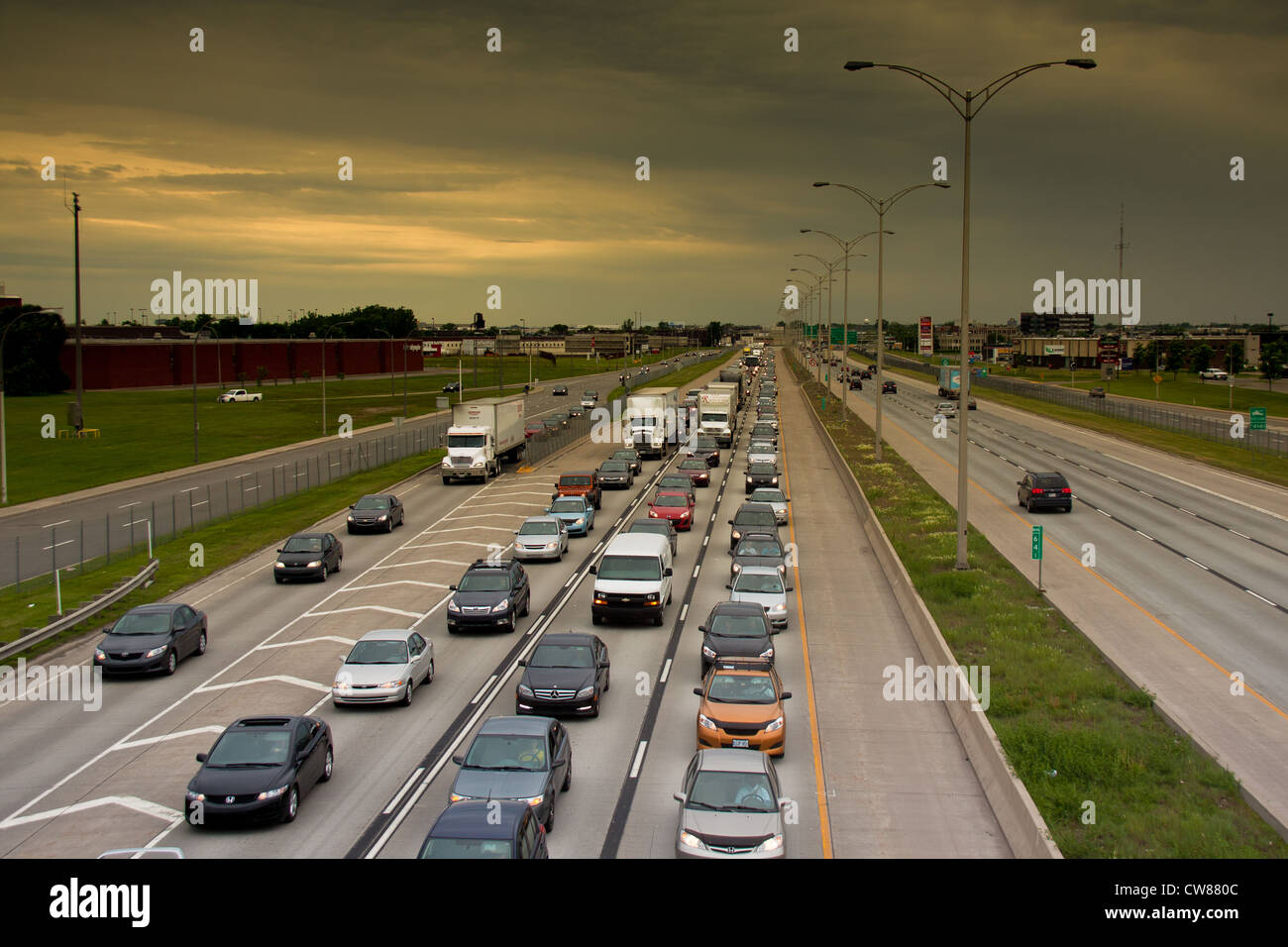 L'heure de pointe sur une route à un coucher du soleil la lumière Banque D'Images