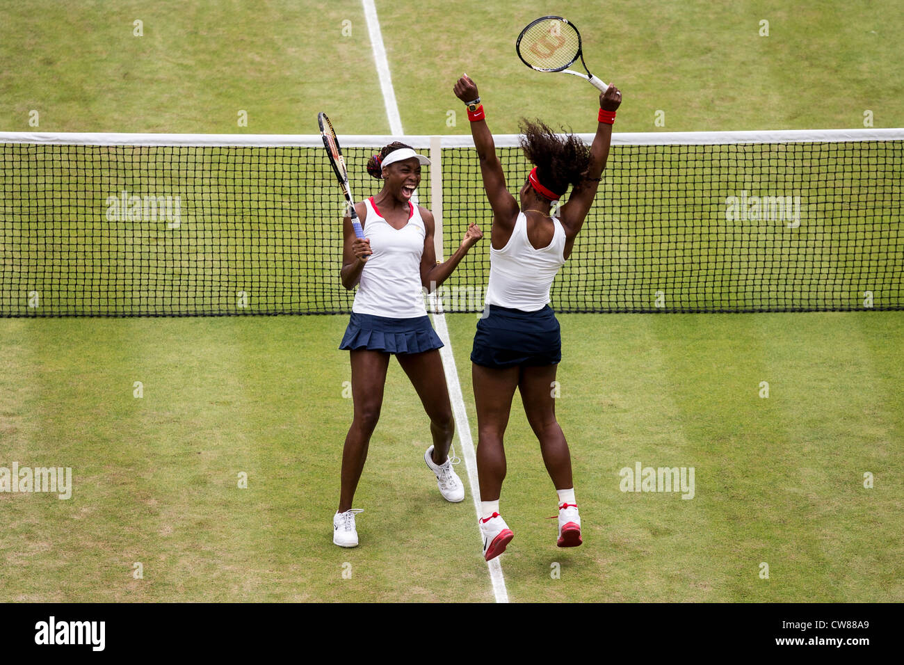 Serena et Venus Williams (USA) gagne la médaille d'or au double de Tennis  aux Jeux Olympiques d'été, Londres 2012 Photo Stock - Alamy
