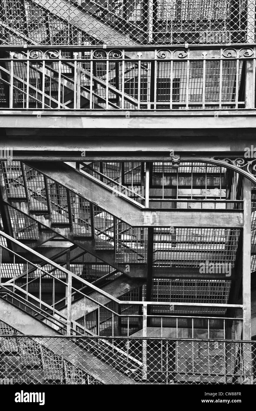 Escaliers et rampes en métal en noir et blanc Banque D'Images