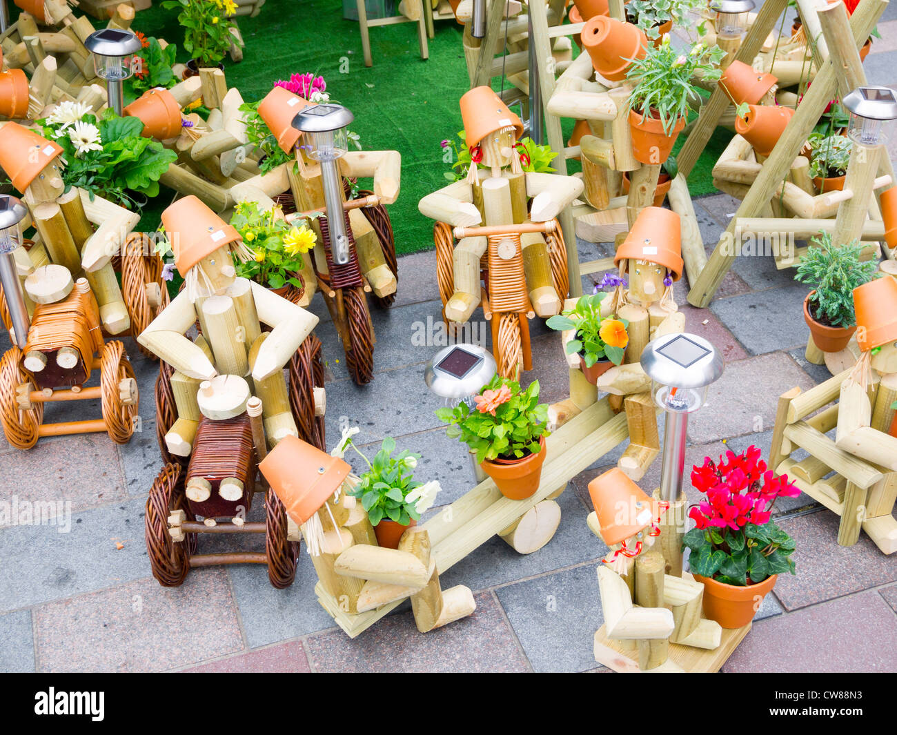 Une échoppe de marché affichage de Flowerpot Men bois et d'ornements de jardin en terre cuite Banque D'Images