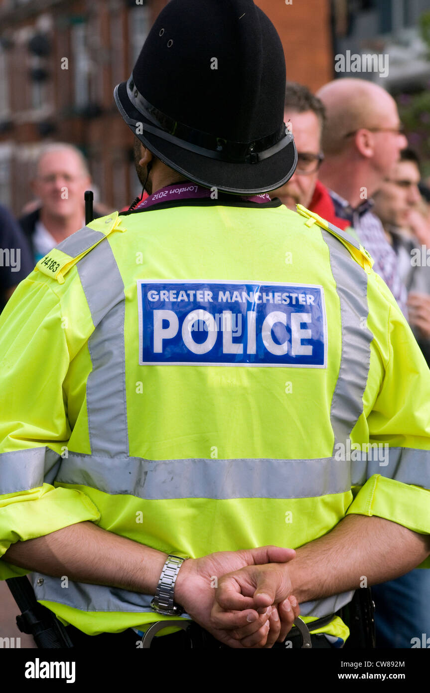 Un agent de police à Greater Manchester foule devoir lors d'un match de football en Angleterre, Royaume-Uni Banque D'Images