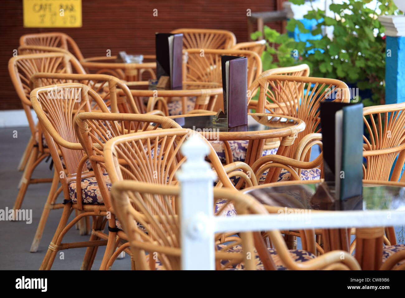 Tables de café d'été. L'île de Corfou, Grèce. Shallow DOF. Banque D'Images