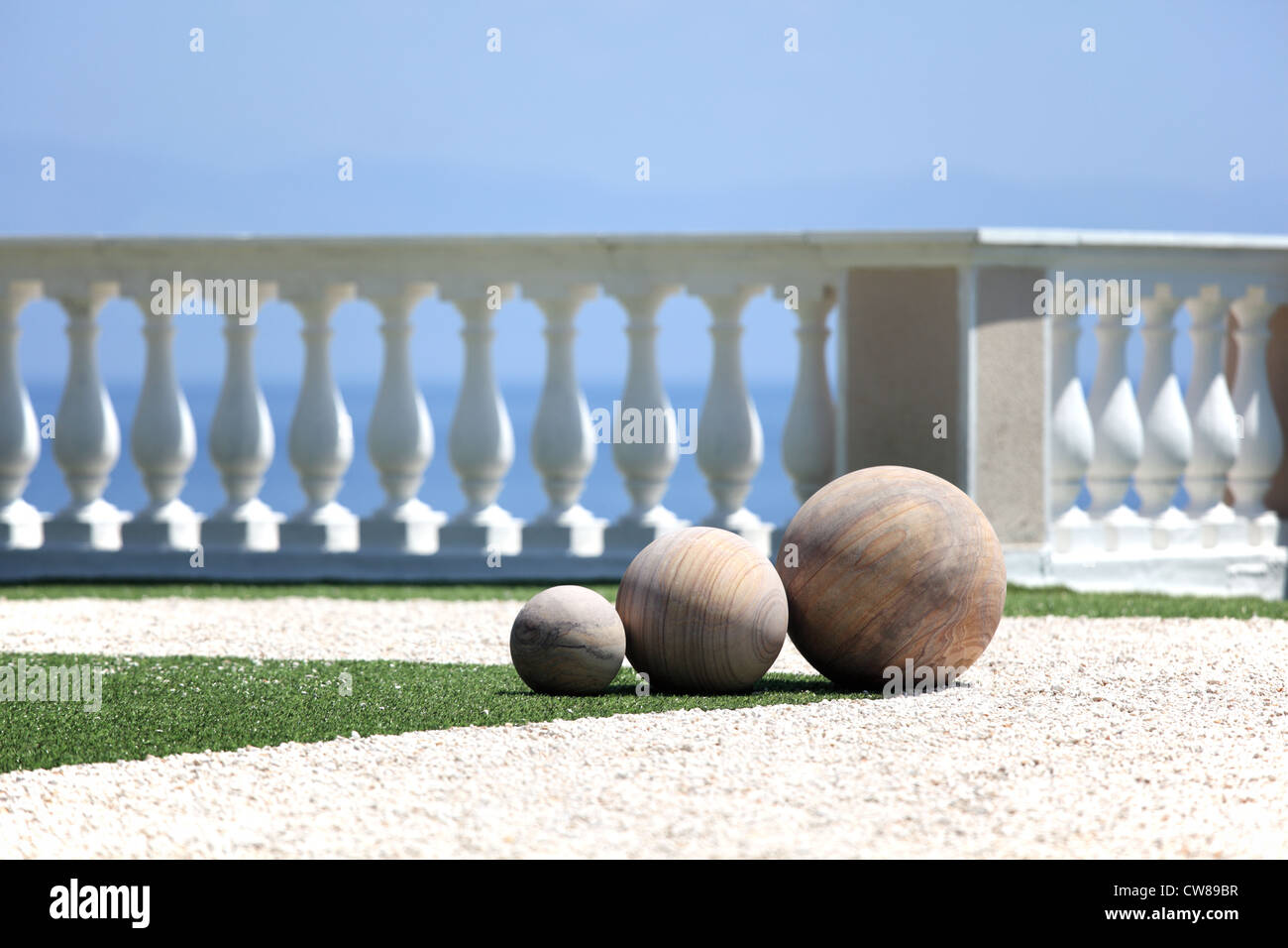 La conception de paysage. Terrasse, vue sur mer. L'île de Corfou, Grèce. Se concentrer sur un groupe d'une des boules. Banque D'Images