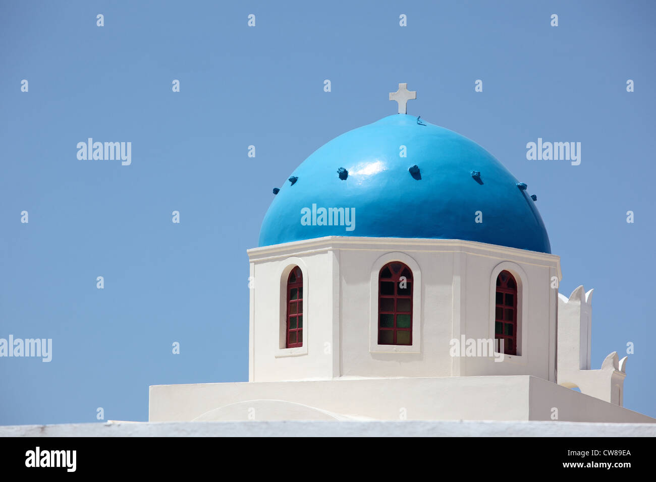 La Grèce, Îles Cyclades, Santorin, Oia Caldera, Square, coupole bleue de l'église Panagia de Platsani. Banque D'Images