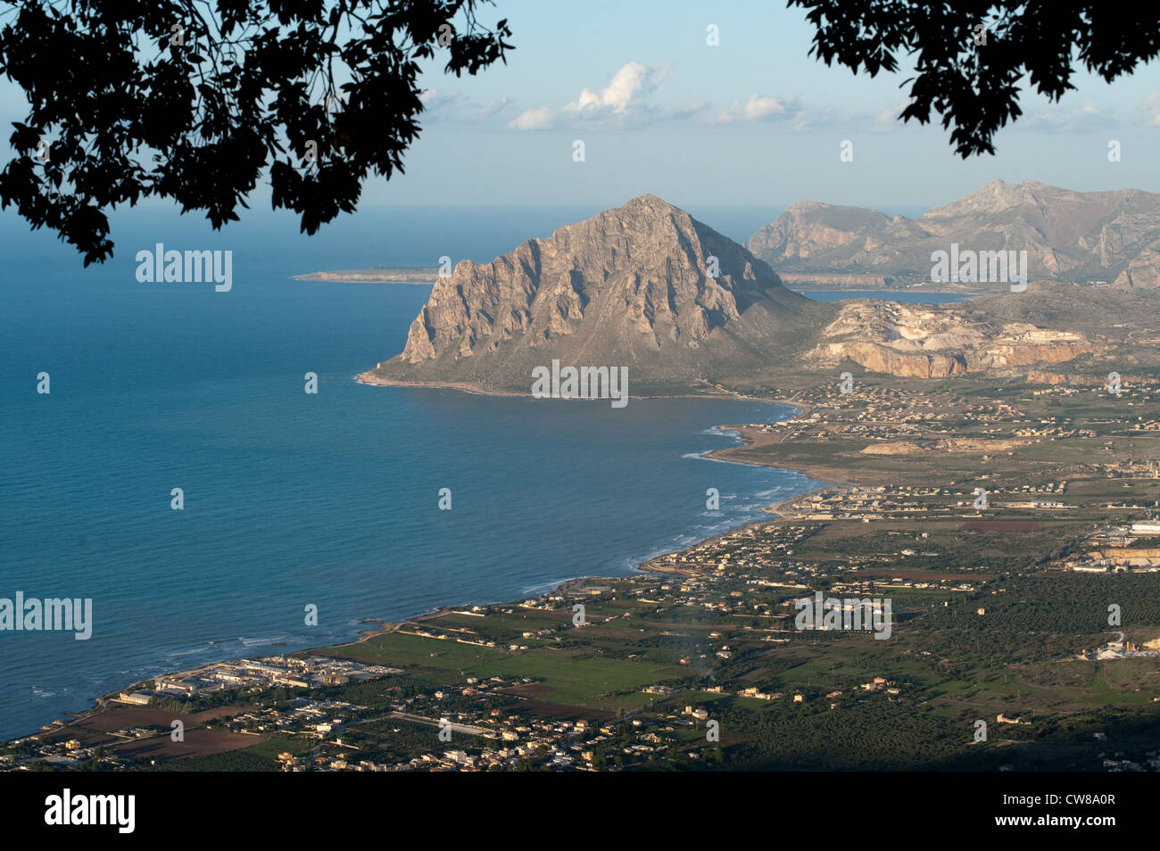 Voir d'Cortigliolo et la Méditerranée du haut de la montagne ville médiévale d'Erice. Banque D'Images