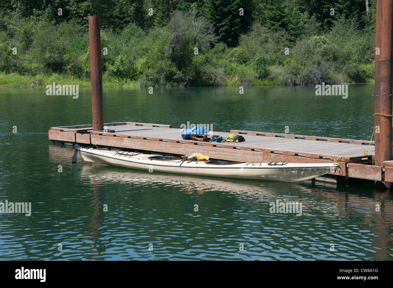Kayak tandem jaune attaché le long de la rivière Clark Fork dans le nord de l'Idaho. Banque D'Images